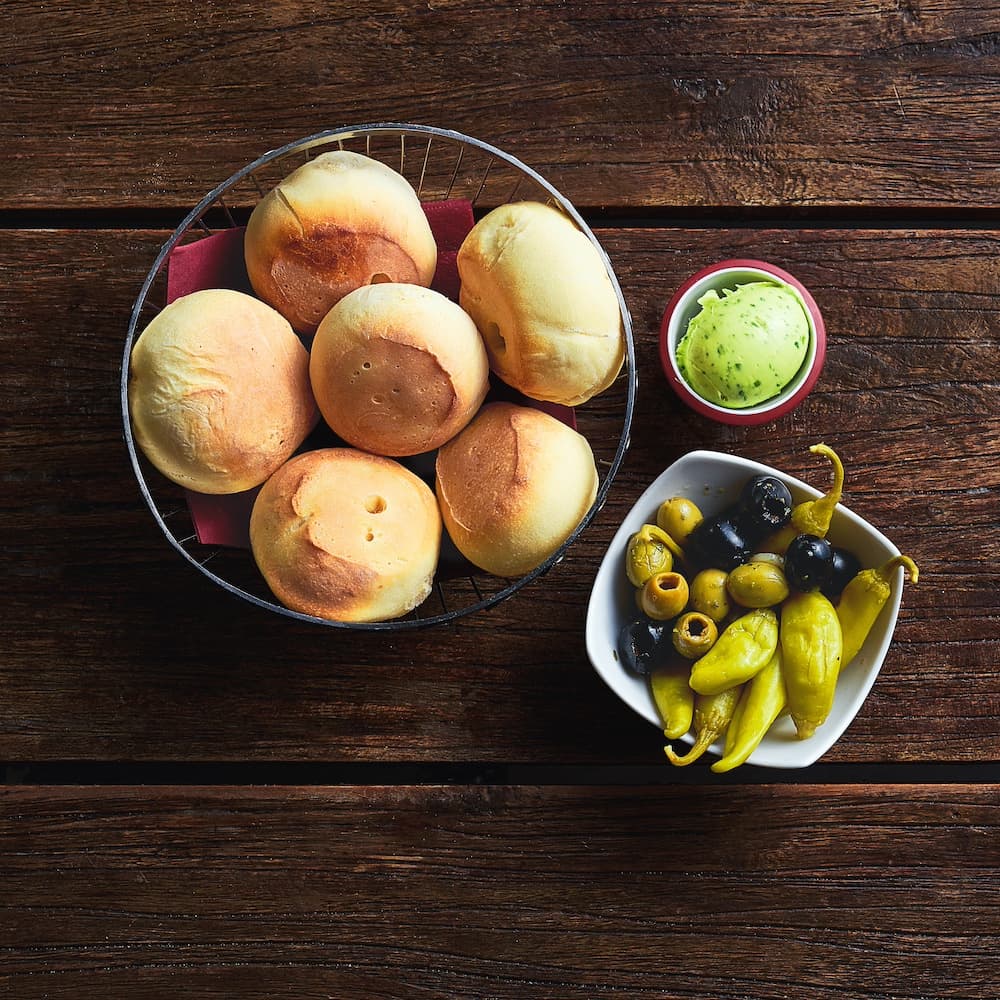 6 Pizzabrötchen mit Kräuterbutter + Oliven & Peperoni